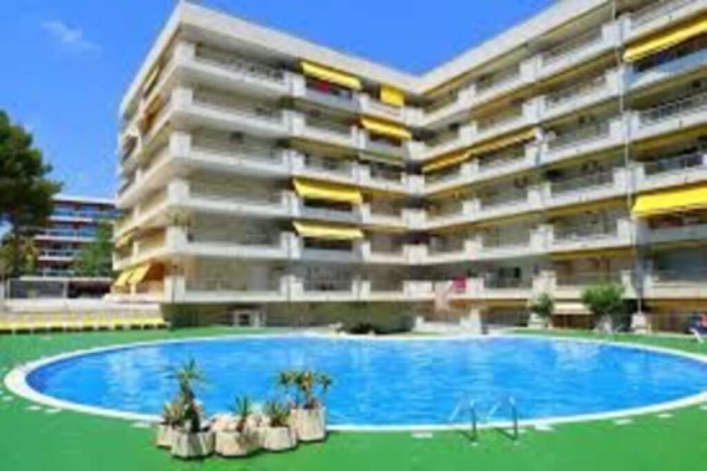 Cozy Apartment With Parking Salou Exteriör bild